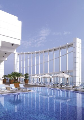 Seasonal outdoor pool, open 7 AM to 6:00 PM, pool loungers