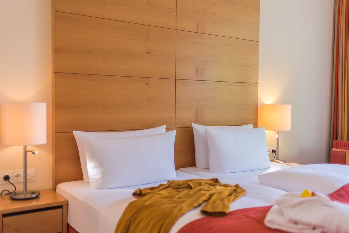 single room | 1 bedroom, minibar, in-room safe, desk