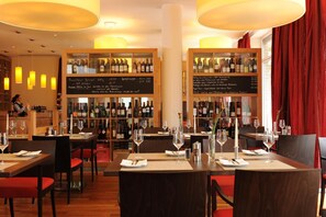 Breakfast, lunch, dinner served; international cuisine  - Park-Hotel Hübner (Rostock)