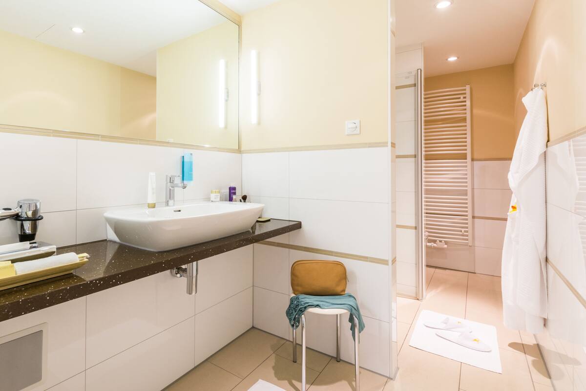 single room | bathroom | shower, towels