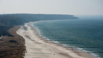På stranden