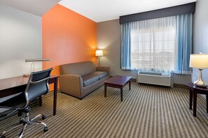 Premium bedding, desk, laptop workspace, iron/ironing board - La Quinta Inn & Suites by Wyndham Houston Bush Intl Airpt E (Humble)