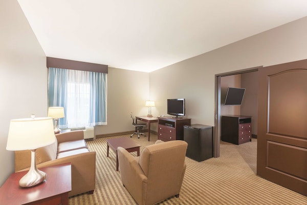 Suite Deluks, 1 Tempat Tidur King, Bebas Asap Rokok (Deluxe Family Suite) | Seprai premium, meja kerja, dan ruang kerja ramah laptop