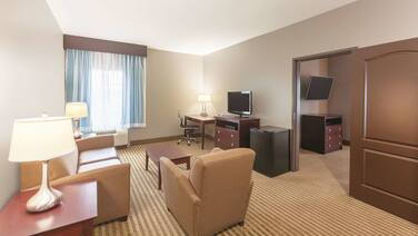 La Quinta Inn & Suites by Wyndham Houston Bush Intl Airpt E