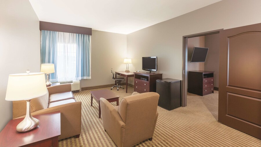 La Quinta Inn & Suites by Wyndham Houston Bush Intl Airpt E
