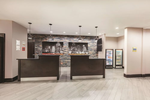 La Quinta Inn & Suites by Wyndham Houston Bush Intl Airpt E