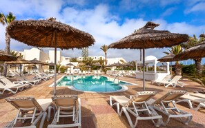 Kapalı yüzme havuzu, 2 açık yüzme havuzu, havuz şemsiyeleri, şezlonglar 