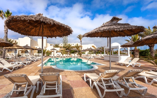 Piscine couverte, 2 piscines extérieures, parasols de plage