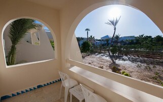 Premium bedding, minibar, free WiFi, bed sheets