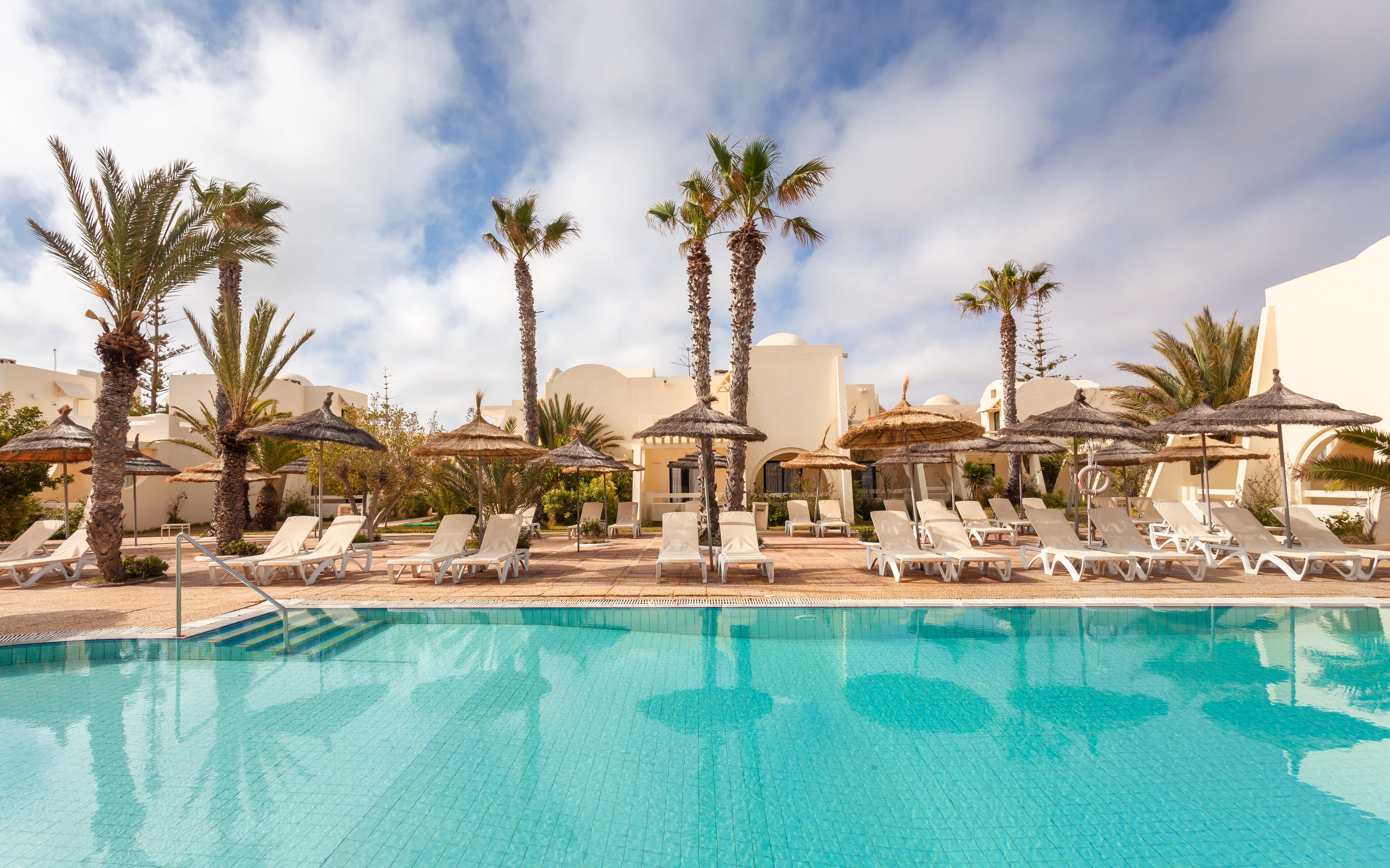 Piscine couverte, 2 piscines extérieures, parasols de plage