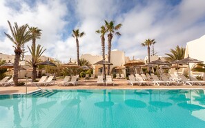Indoor pool, 2 outdoor pools, pool umbrellas, sun loungers - Cesar Thalasso (Djerba Midun)