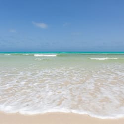 Aan een privéstrand, beachvolleybal