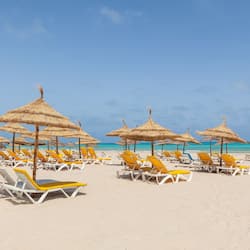 Aan een privéstrand, beachvolleybal