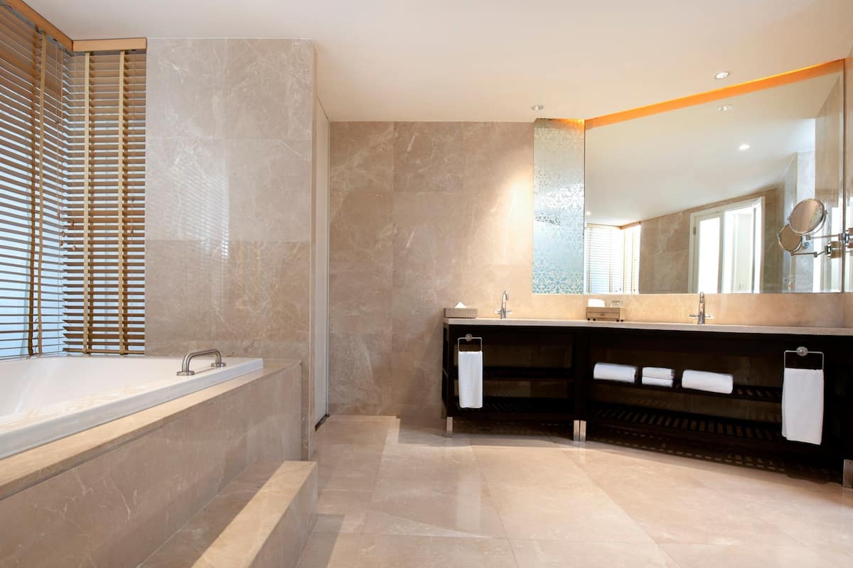 Club Suite, 1 Bedroom, Accessible, Pool View (Club Lounge Access) | Bathroom | Separate tub and shower, rainfall showerhead, free toiletries