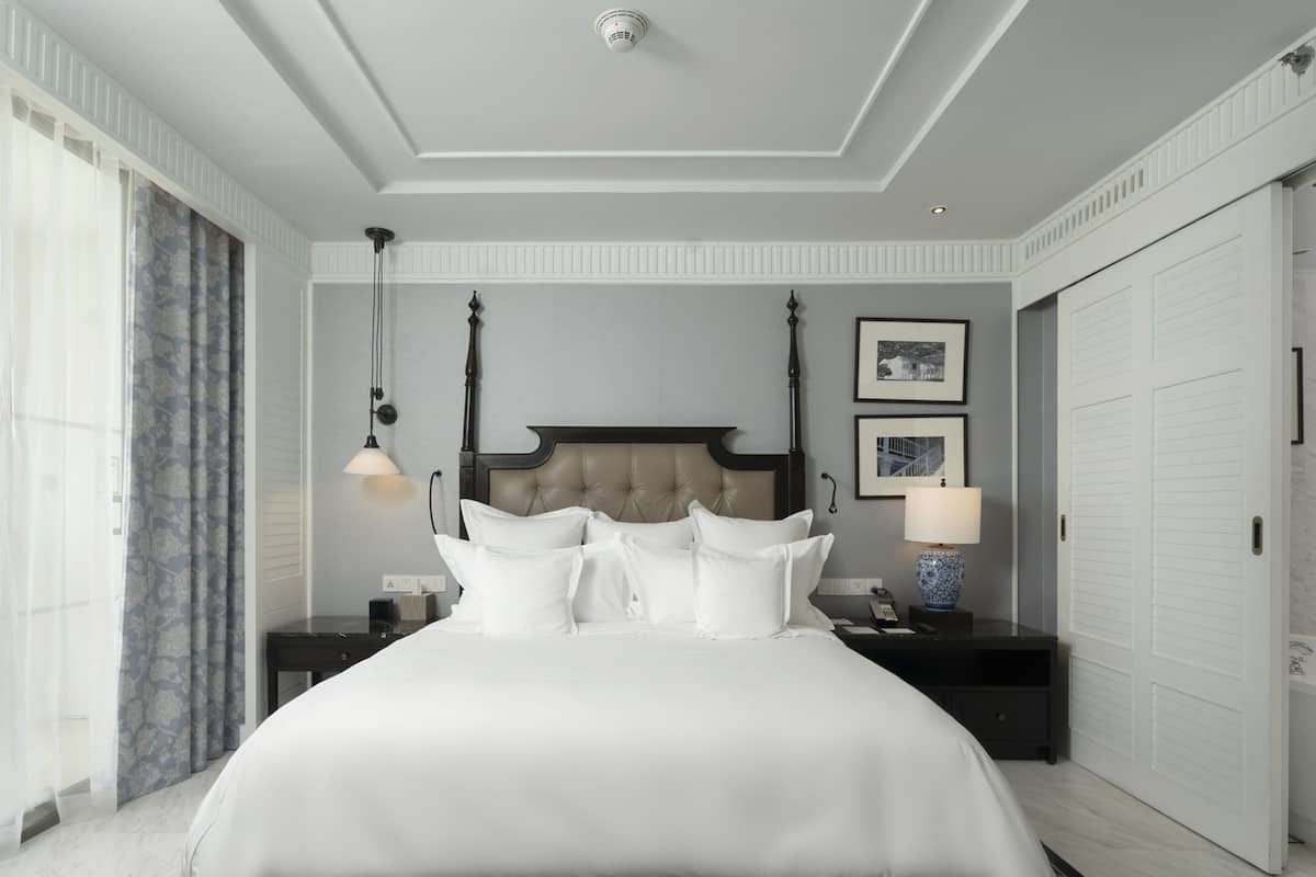 Junior Suite, 1 King Bed, Pool View