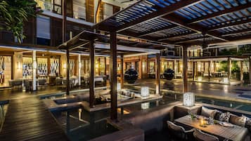 3 restaurants; breakfast, lunch, dinner, and brunch served