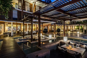 3 restaurants servant le déjeuner, le dîner, le souper et le brunch