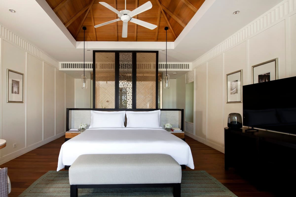 Suite, 1 habitación, con acceso al salón lounge del club, vista a la alberca | Ropa de cama de alta calidad, edredón, camas con pillow-top y minibar