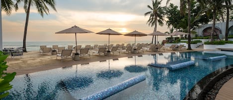 2 outdoor pools, free pool cabanas, pool umbrellas