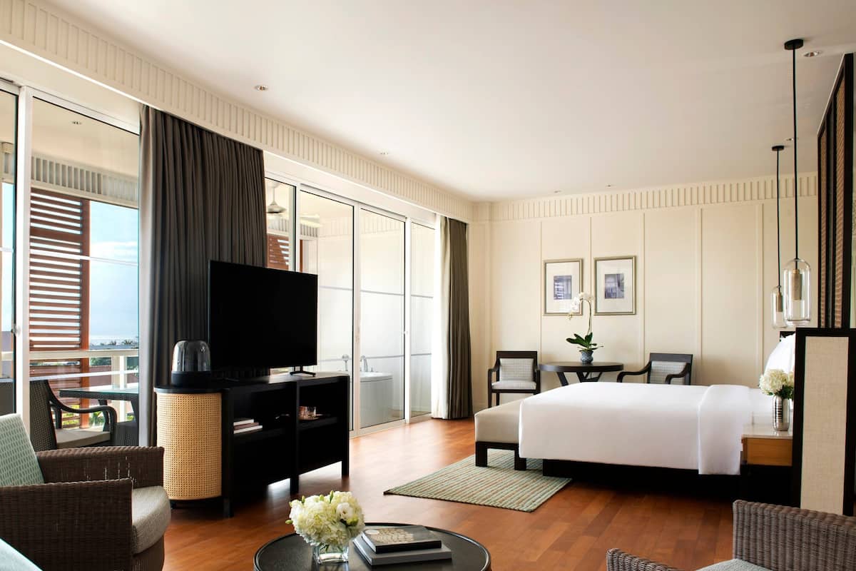 Suite, 1 habitación, con acceso al salón lounge del club (Hua Hin) | Ropa de cama de alta calidad, edredón, camas con pillow-top y minibar