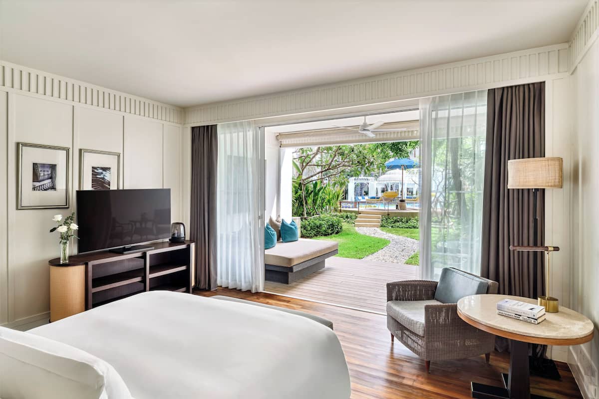 Suite, 1 King Bed (Private Garden)