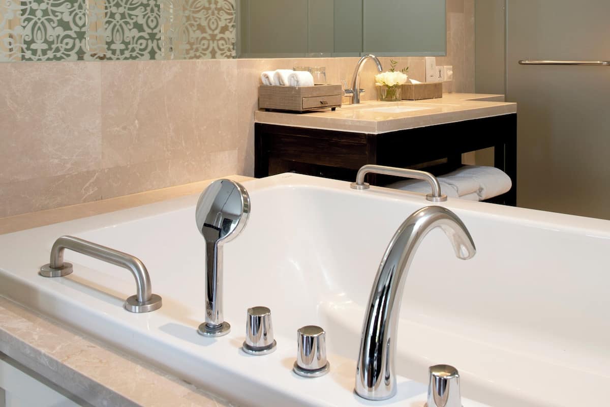 Separate bathtub and shower, rainfall showerhead, free toiletries