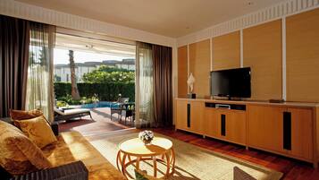 Una sala de estar moderna con un sofá, una televisión y un comedor.
