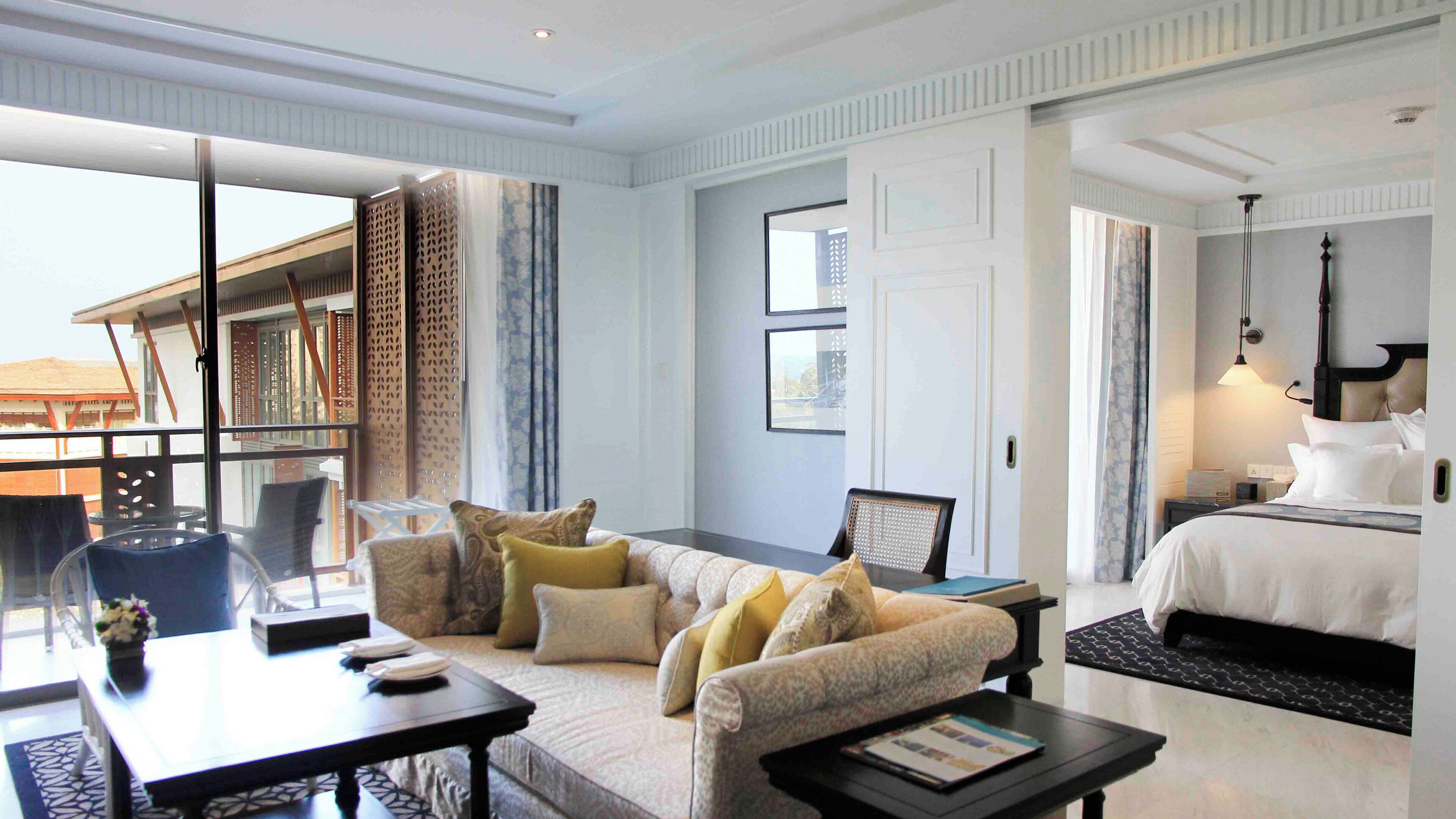 小型套房, 1 张特大床, 泳池景观 | 城市景观