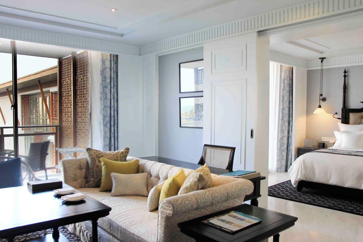 Junior Suite, 1 King Bed, Pool View | City view