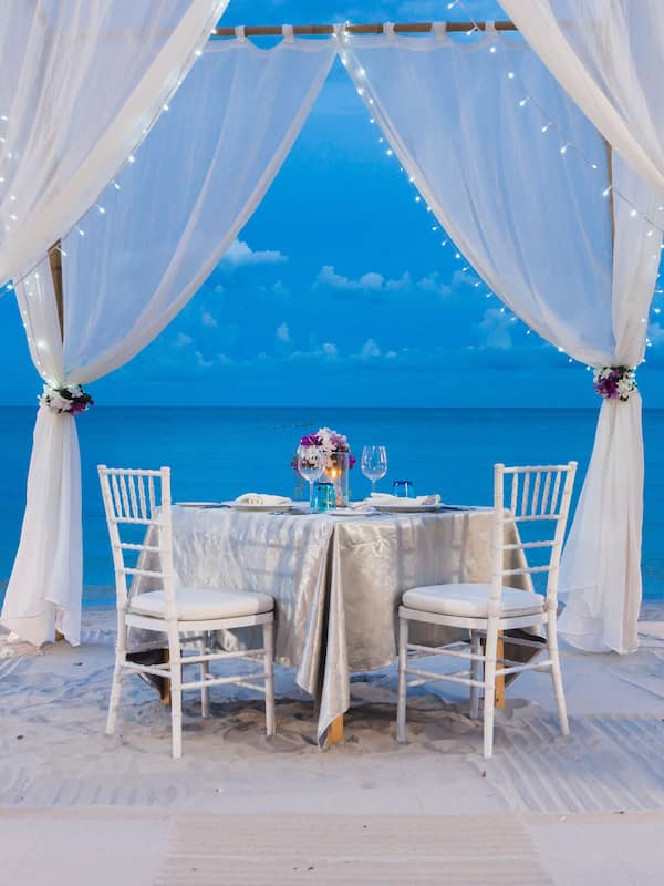 3 restaurants, breakfast, lunch, dinner served; international cuisine