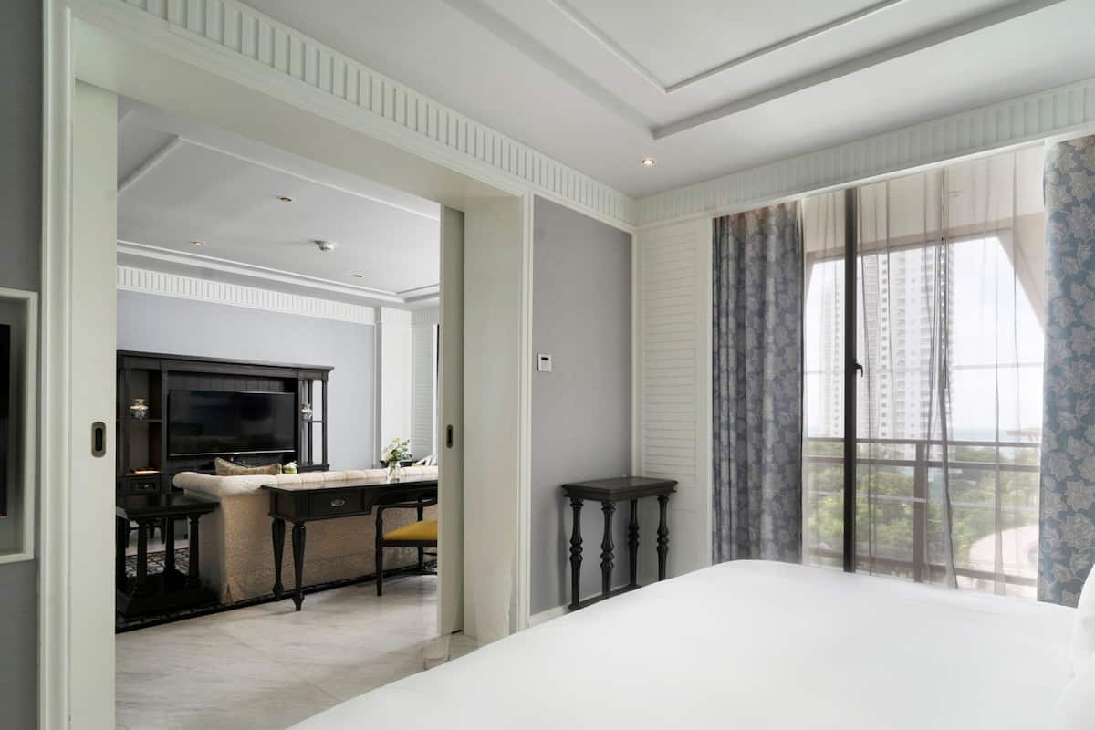 Junior Suite, 1 King Bed, Pool View