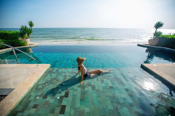 Literie de qualité, couette en duvet, lit avec matelas à plateau-coussin