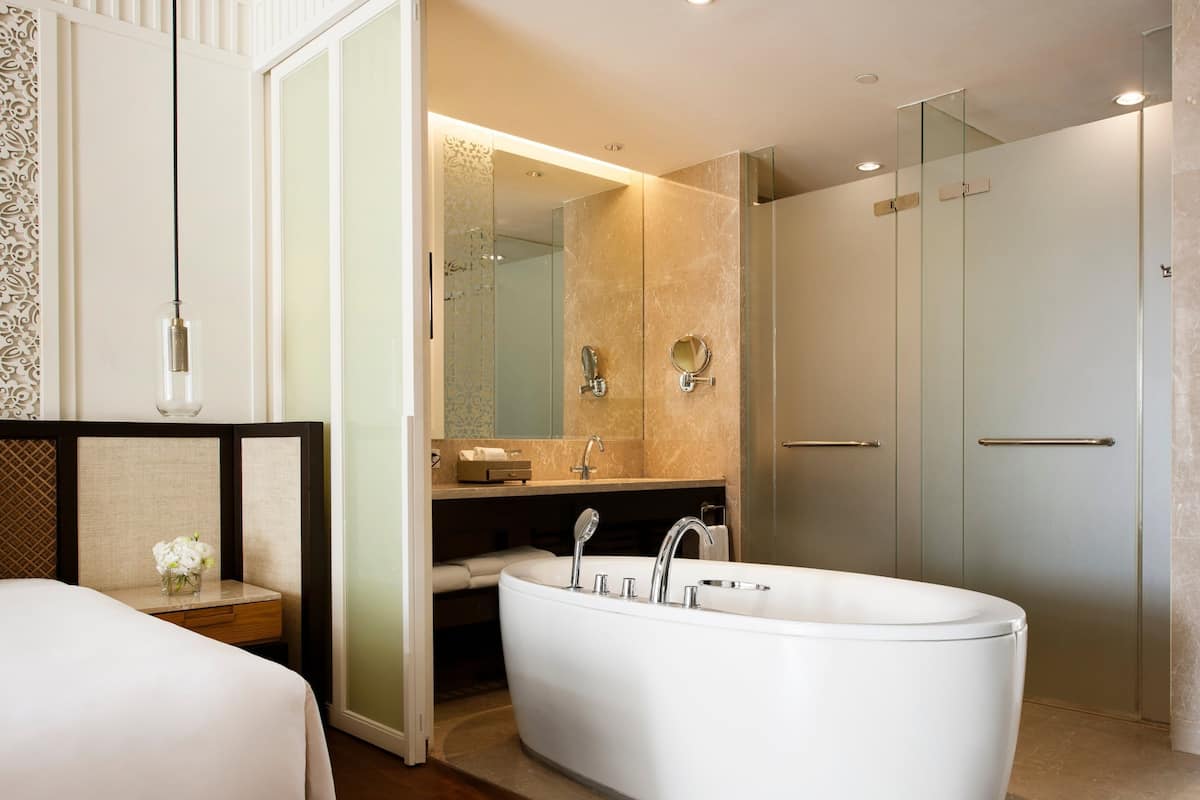 Badewanne und Dusche (separat), Regendusche, kostenlose Toilettenartikel