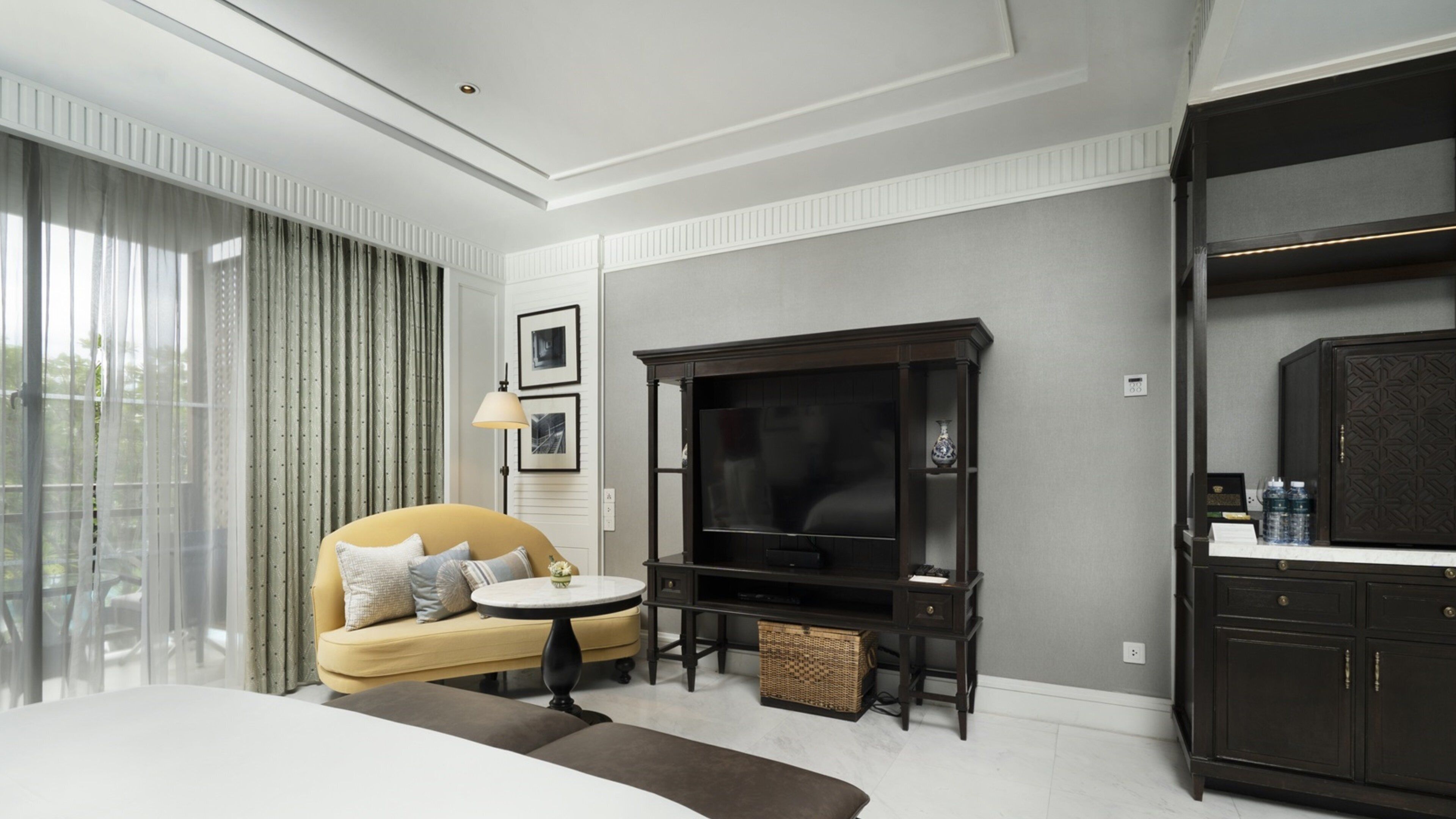 クラシック ルーム シングルベッド 2 台 | リビング エリア | 50 インチのテレビ (ケーブル放送視聴可)、おもちゃ、書庫