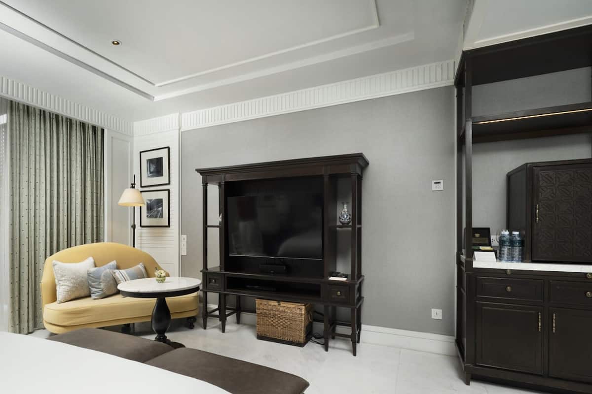 Habitación clásica, 2 camas individuales | Área de sala de estar | Televisión, chimenea, reproductor de DVD y juguetes