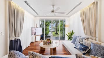 Zimmer, 1 Schlafzimmer, Strandnähe (Private Pool) | Wohnbereich | 50-Zoll-Fernseher mit Kabelempfang, Kinderspielzeug, Bücher