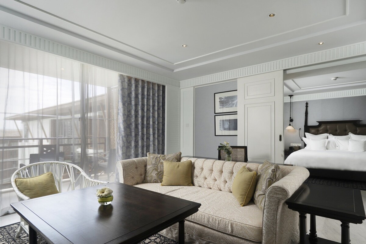 Junior Suite, 1 King Bed, Pool View | Premium bedding, down duvets, pillow-top beds, minibar