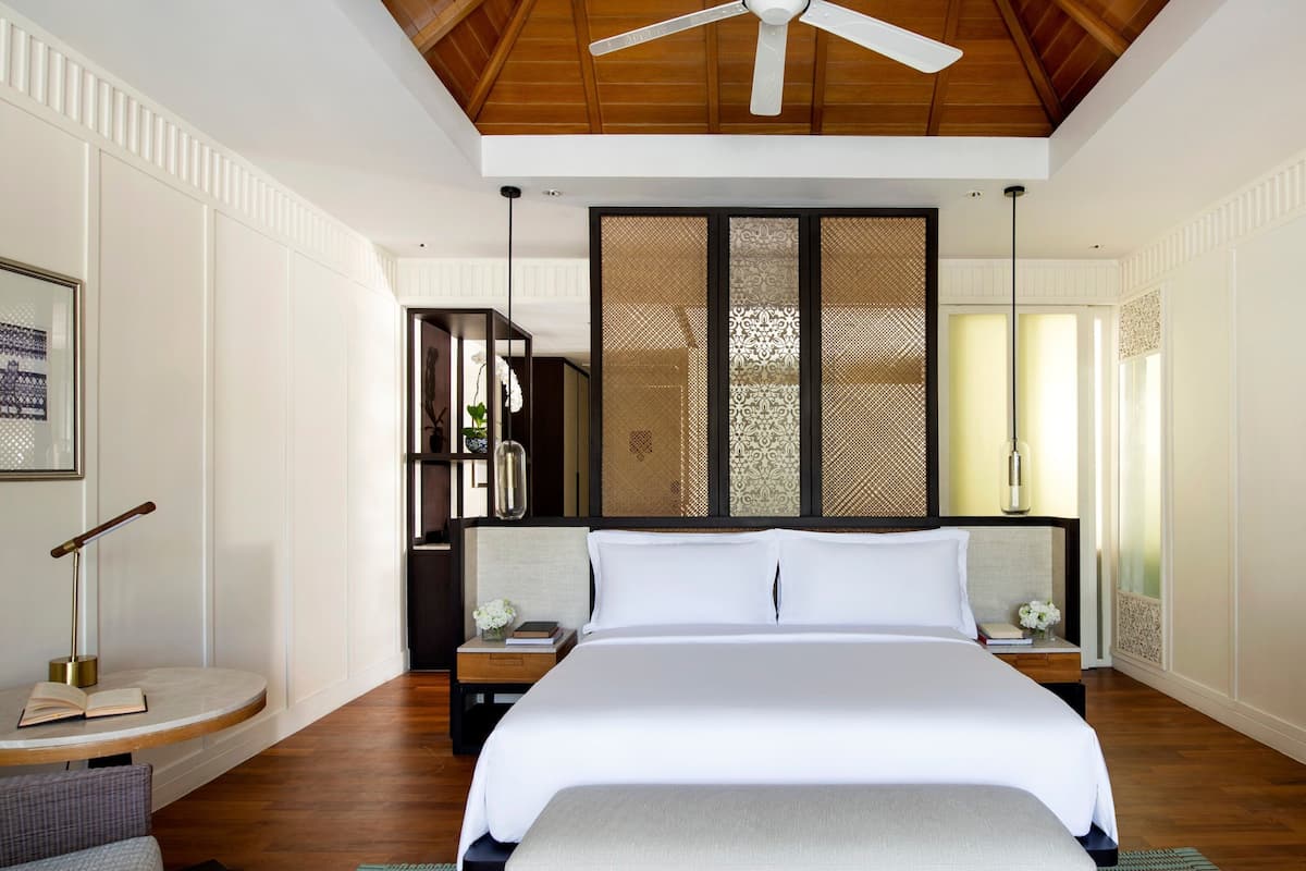 Premium-Zimmer, 1 King-Bett, Poolblick | Hochwertige Bettwaren, Daunenbettdecken, Pillowtop-Betten, Minibar