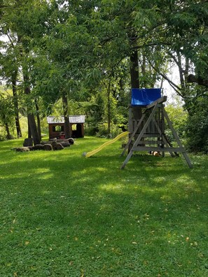 Children's play area - outdoor - Rainbow Ridge Farms Bed and Breakfast Onalaska/La Crosse (Onalaska)