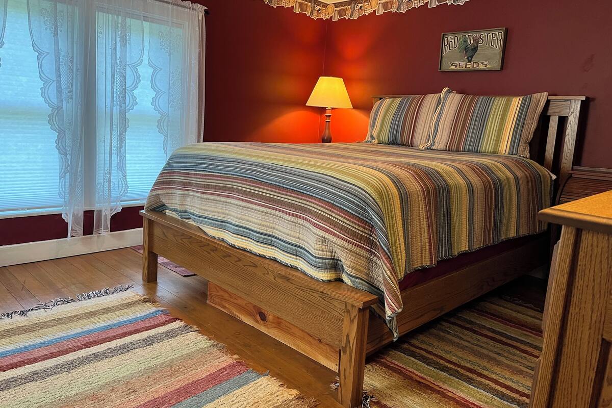 Comfort Room (Burgundy)