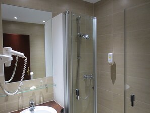 Habitación clásica doble | Baño | Secador de pelo y toallas