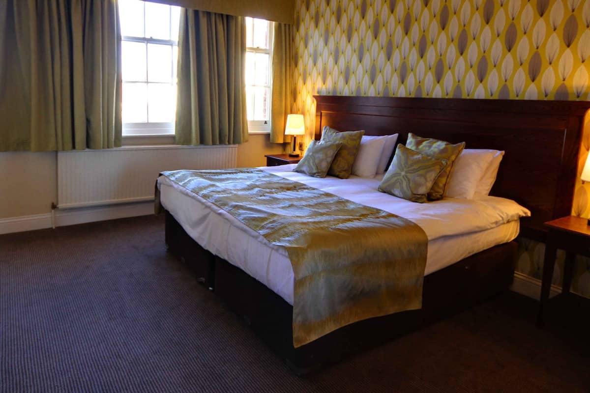 family room (for 3) | desk, iron/ironing board, free wifi