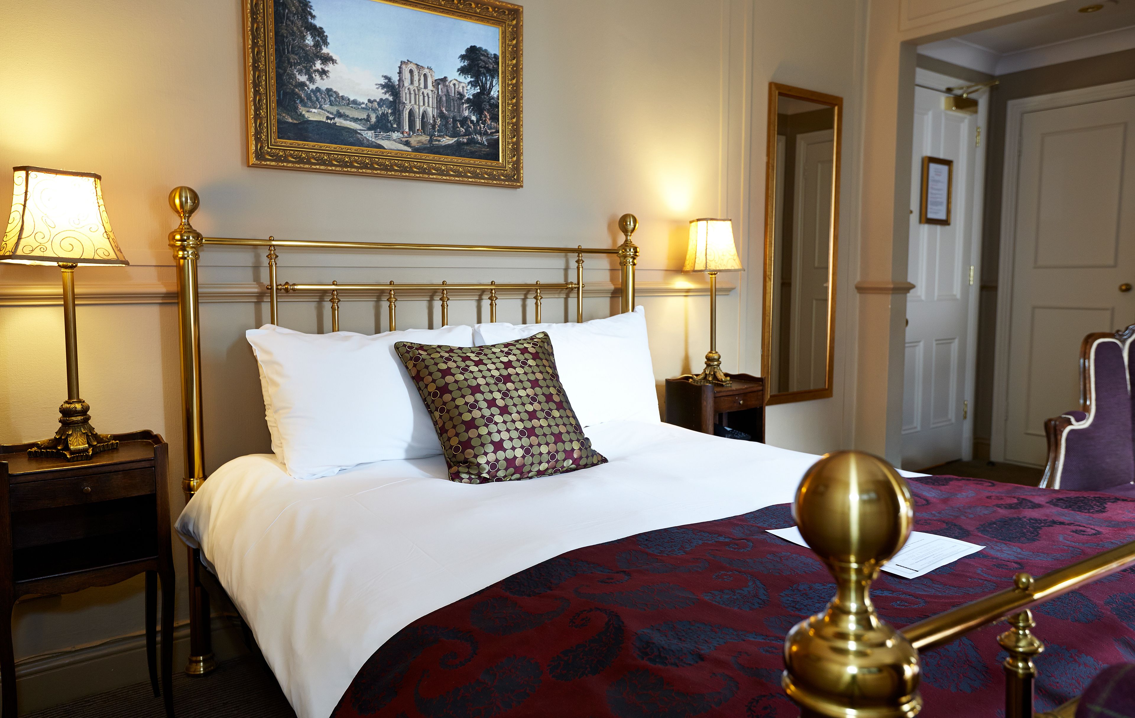 Skrivebord, strykejern/-brett og wi-fi (inkludert)