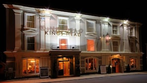 Ein historisches Gebäude, auf dem deutlich das Schild "Kings Head" zu sehen ist.