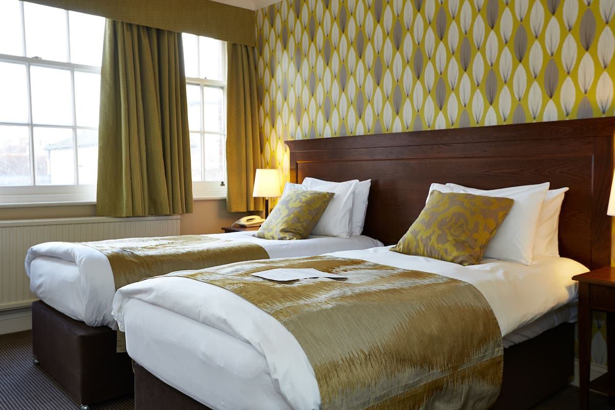 Standard Room, 2 Single Beds | Desk, iron/ironing board, free WiFi