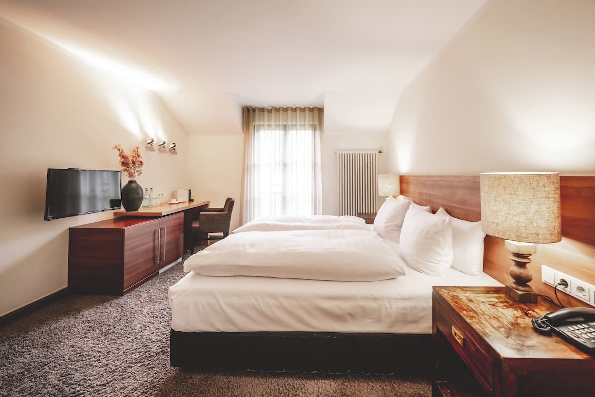Chambre Confort double, dans lâĂ©difice annexe | Literie de qualitĂ©, couette en duvet, articles de minibar gratuits