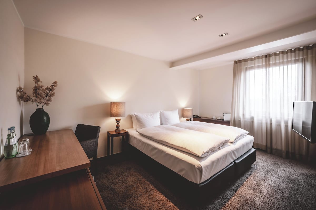 Chambre Confort double | Literie de qualité, couette en duvet, articles de minibar gratuits