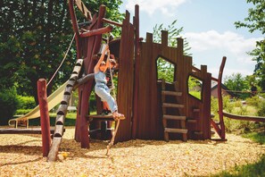 Zona de juegos infantil al aire libre