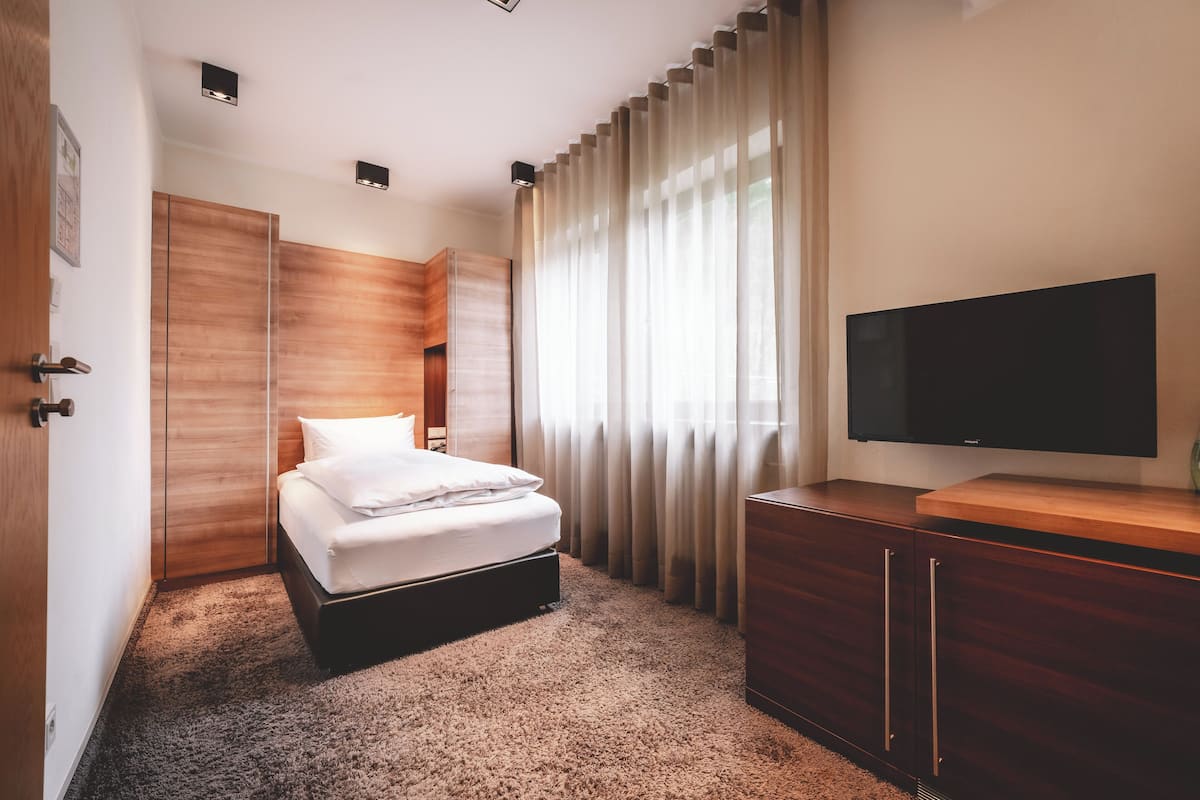 Chambre simple Confort | Literie de qualité, couette en duvet, articles de minibar gratuits