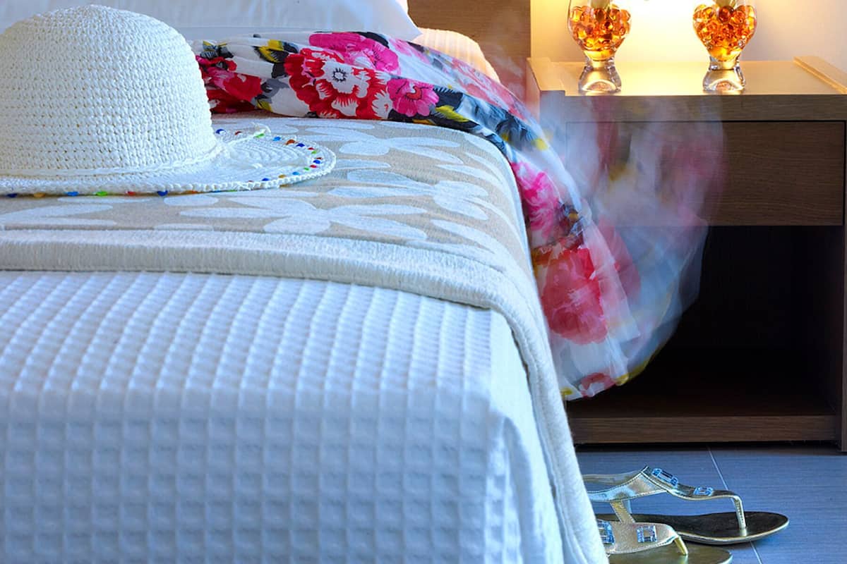1 bedroom, Egyptian cotton sheets, premium bedding